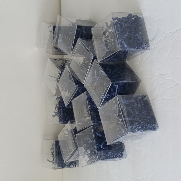 16 small plastic clear  gift boxes w navy blue  Crinkle Paper 3"x 3" x 3" - Picture 4 of 12